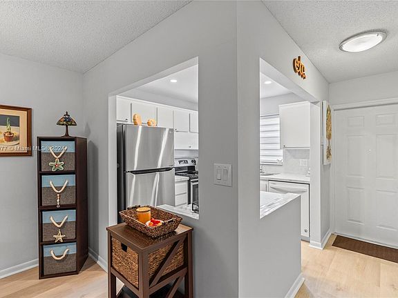 4th image of 809 W Oakland Park Blvd APT J2