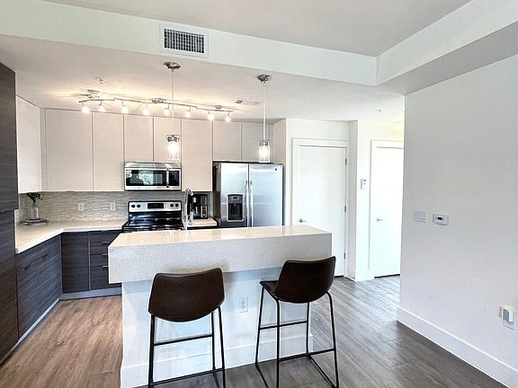 4th image of 604 N Bluff Dr Unit 222