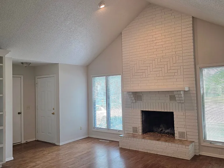 1803 N Plaza Dr — Photo 2