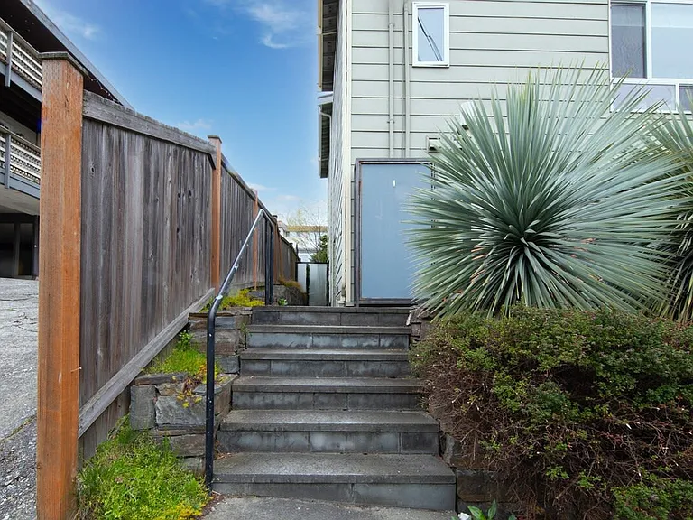 558 Highland Dr — Photo 13