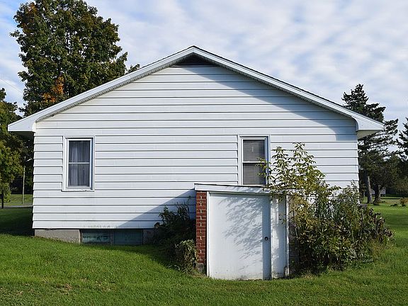 3rd image of 388 Fairview Cir