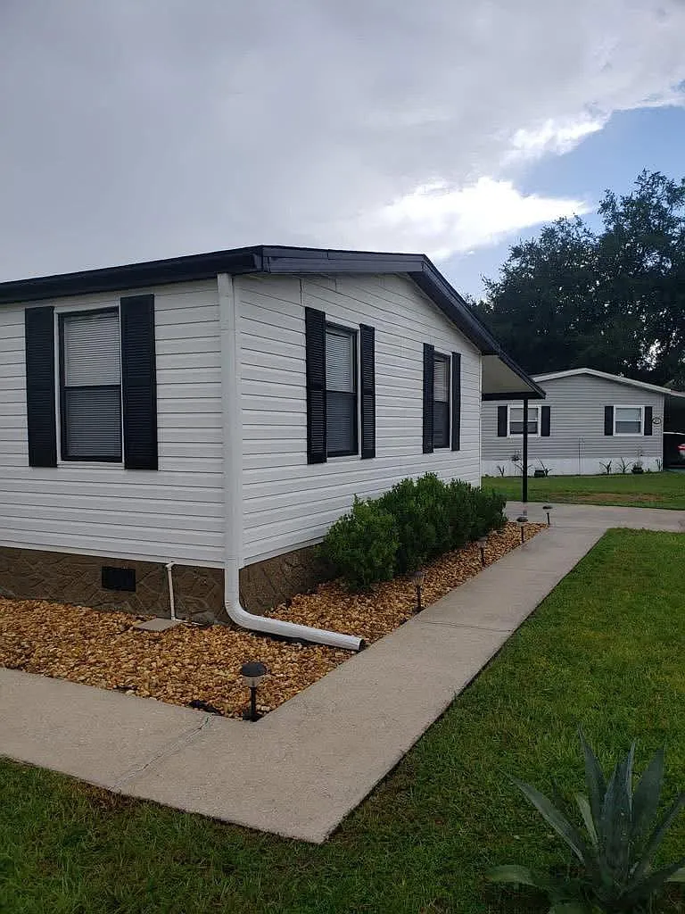 3 bed, 1056 sqft, $1,900 — Photo 2