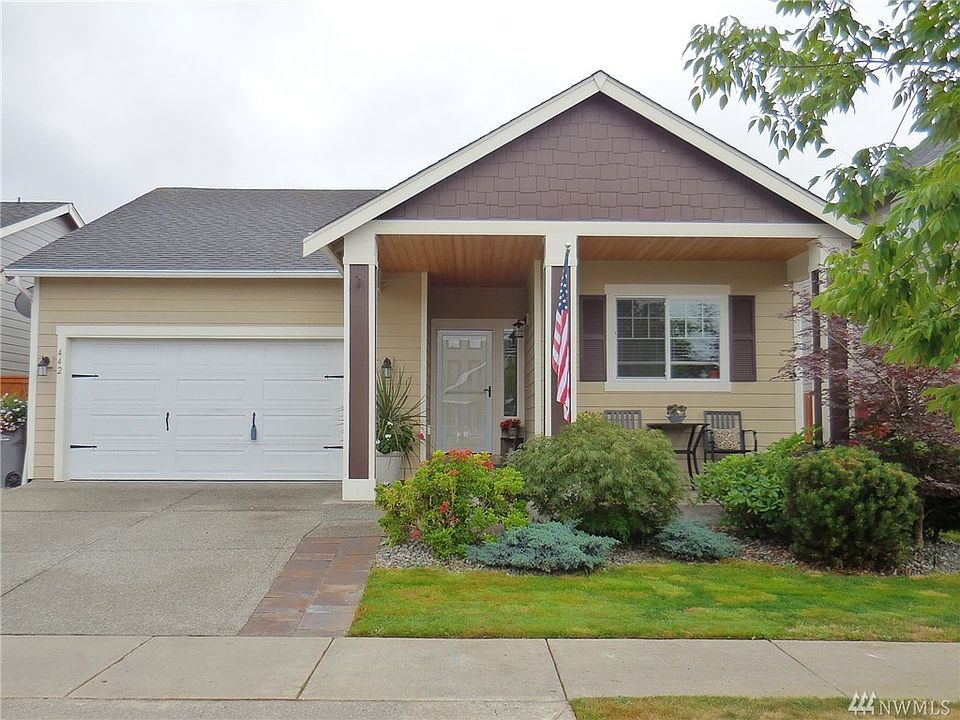 Wonderful rambler located in terrific Sun Top Farms neighborhood.  4 bedrooms, 2 baths, view of Mt. Rainier with lots of designer touches throughout. 