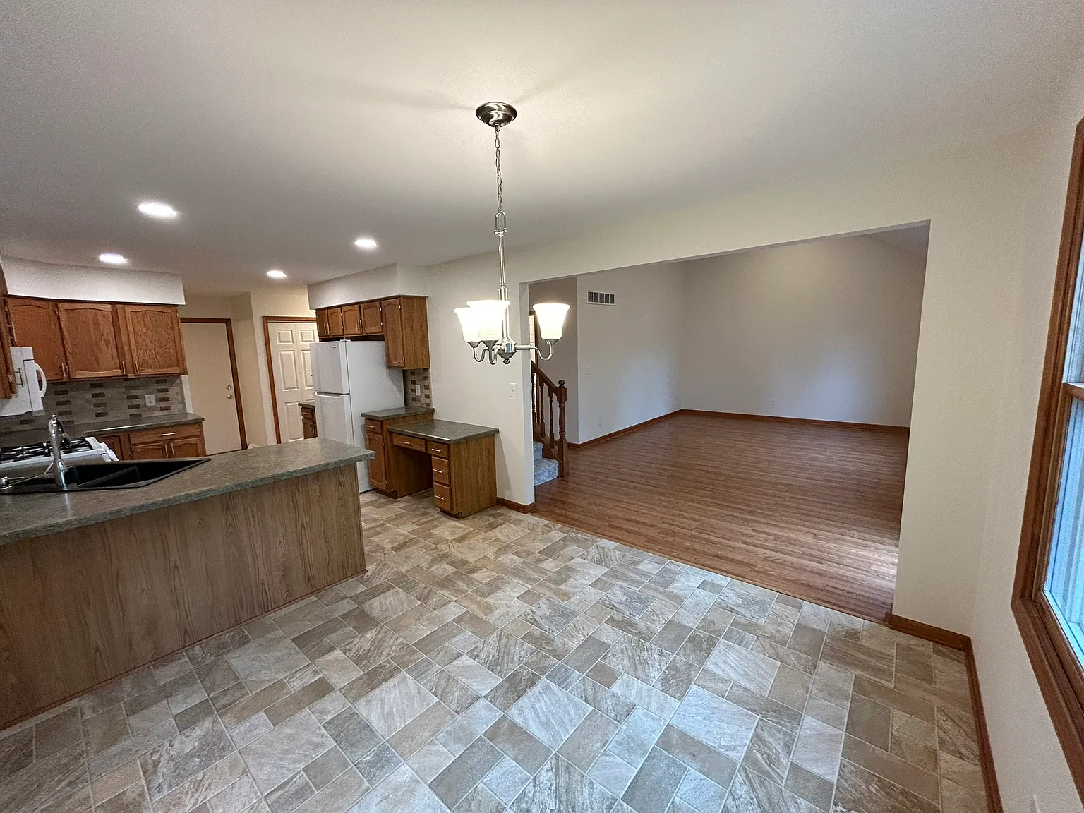 3 bed, 1.5 bath, 1400 sqft, $2,200 — Photo 2