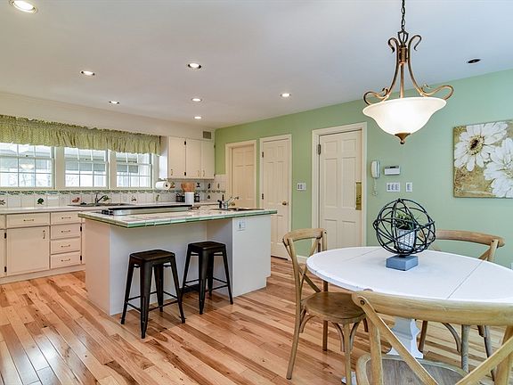 4th image of 9 Buttercup Ln