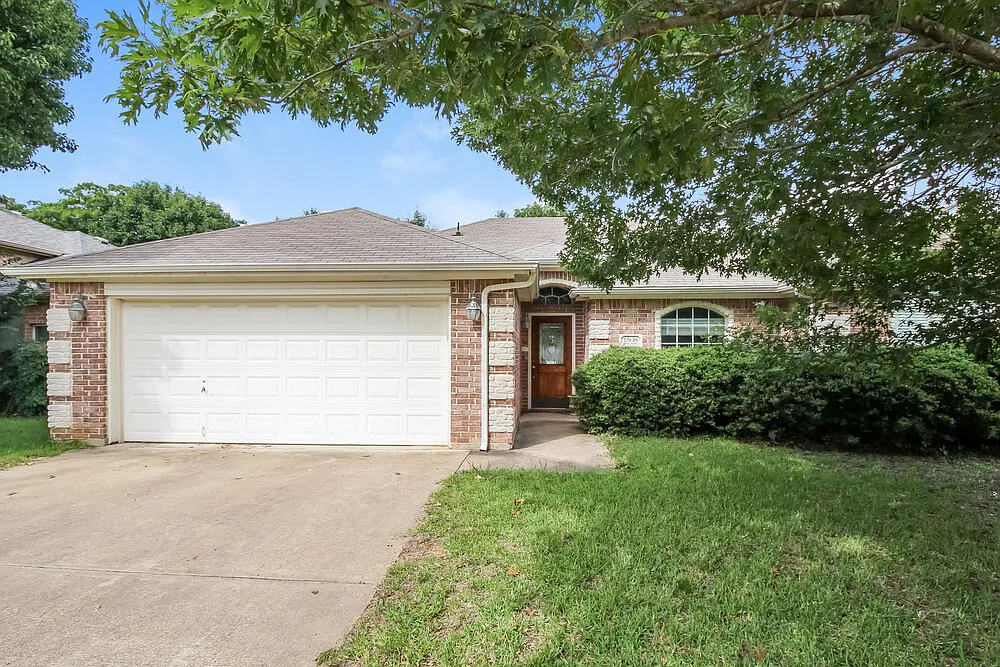 3 bed, 2.0 bath, 1696 sqft, $2,550 — Photo 1