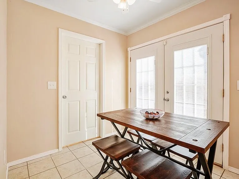 324 Belmont Dr — Photo 6