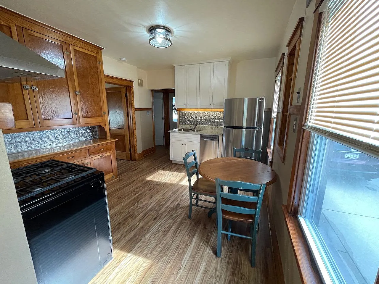 909 E Lincoln Ave — Photo 2