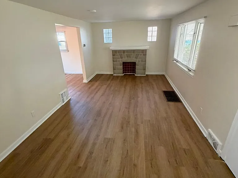 605 Thompson Ave — Photo 4