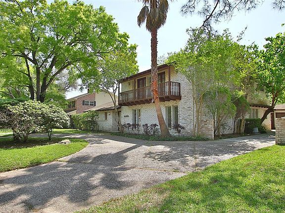 Front/Side view of property showing driveway access.