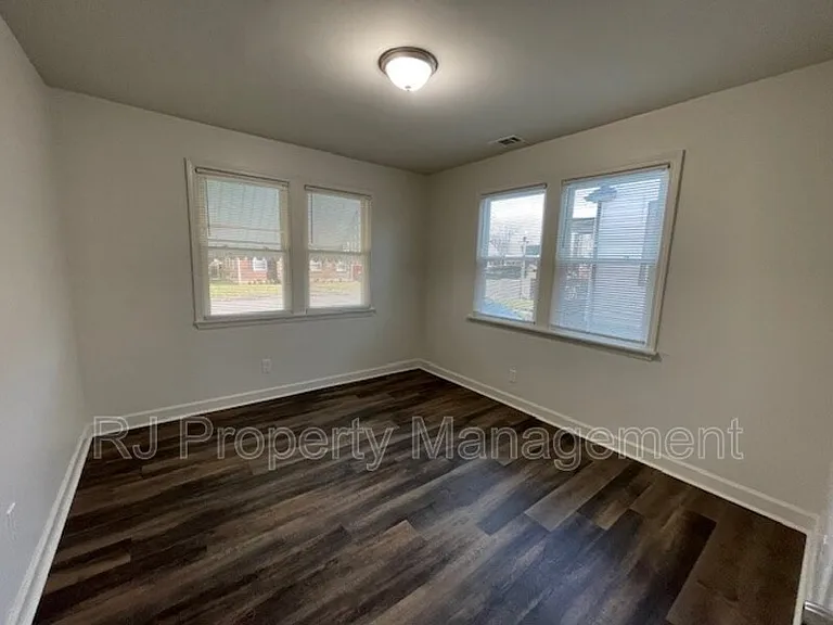 929 Birch St — Photo 12