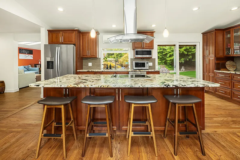 3 bed, 2.5 bath, 1960 sqft, $4,850 — Photo 2