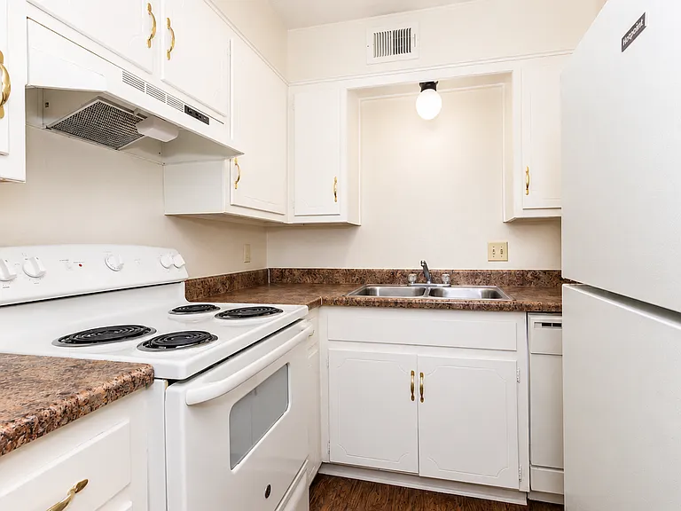 Ambassador House Apartments — Photo 15