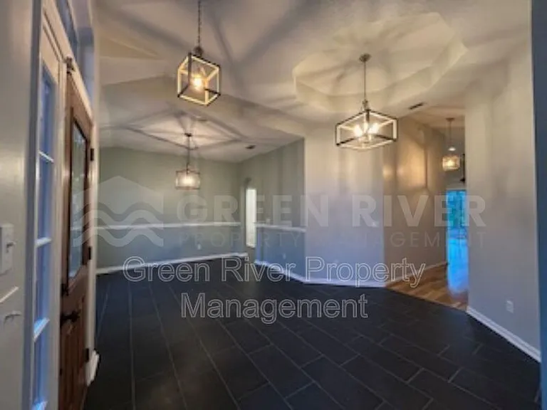 1559 Lakeway Dr — Photo 4