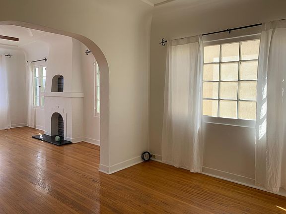 Arched way into the dining room.