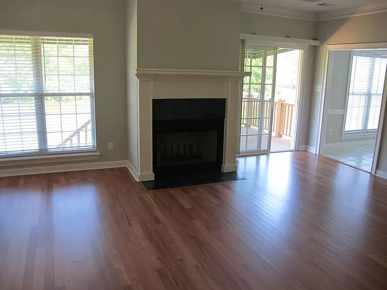 716 Crown Point Ct — Photo 2