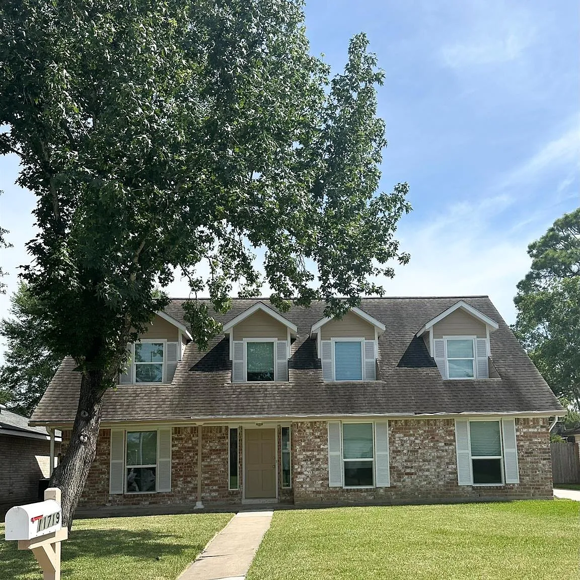 4 bed, 2.0 bath, 2042 sqft, $2,300 — Photo 1