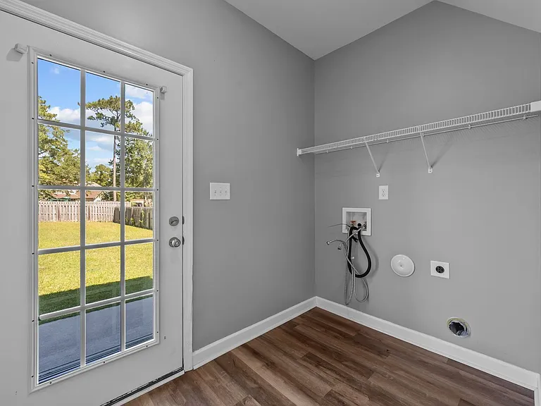 210 Wedgefield Cir — Photo 11