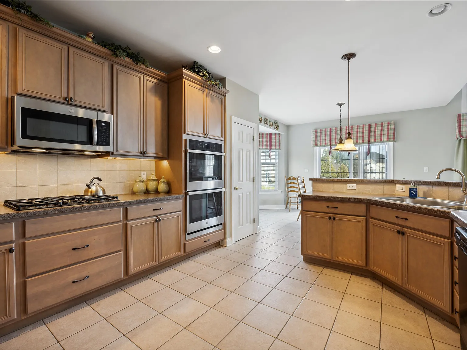 3 bed, 2.5 bath, 3918 sqft, $3,950 — Photo 4