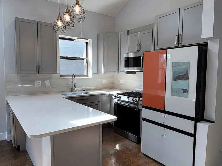 Eat-in kitchen with spacious island granite countertop