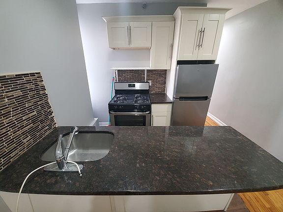 3rd image of 2876 Jerome Ave #D6