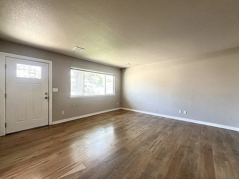 737 N Beachwood St — Photo 4
