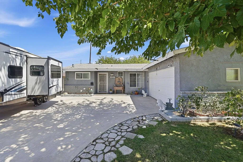 45554 6th St E in Lancaster, CA 93535 — Photo 2