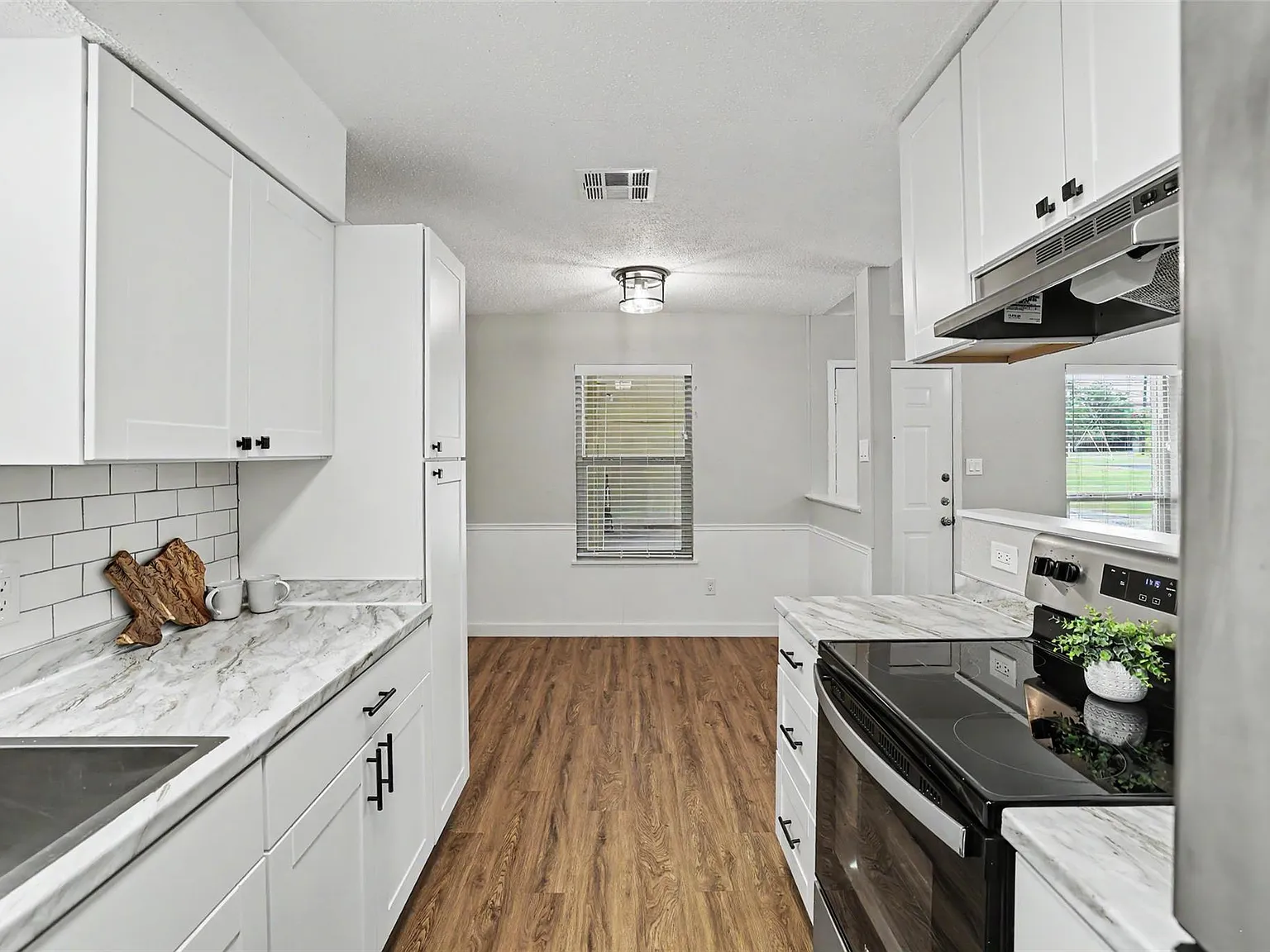 3 bed, 1.0 bath, 988 sqft, $1,675 — Photo 2