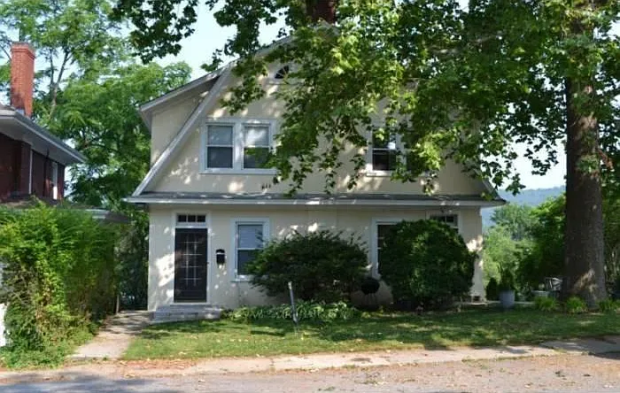 3 bed, 1300 sqft, $1,250 — Photo 1