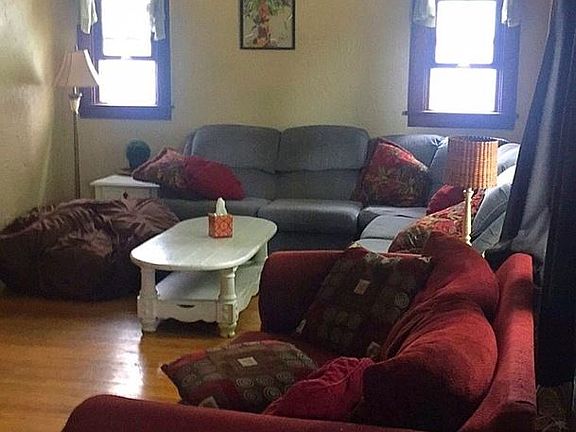 3rd image of 411 Evergreen St