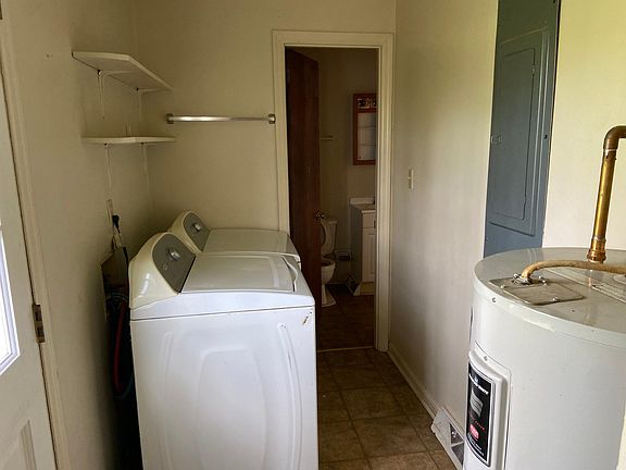 Laundry area. Washer and dryer were left behind. Have not checked to see if they work.