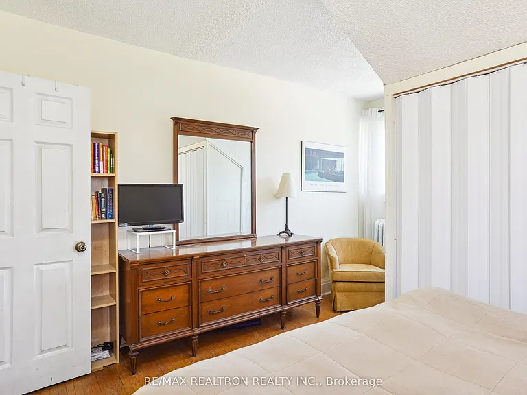 2585 Lake Shore Blvd W — Photo 24