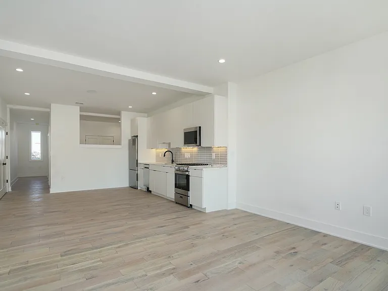 2109 S Iseminger St #3 — Photo 2