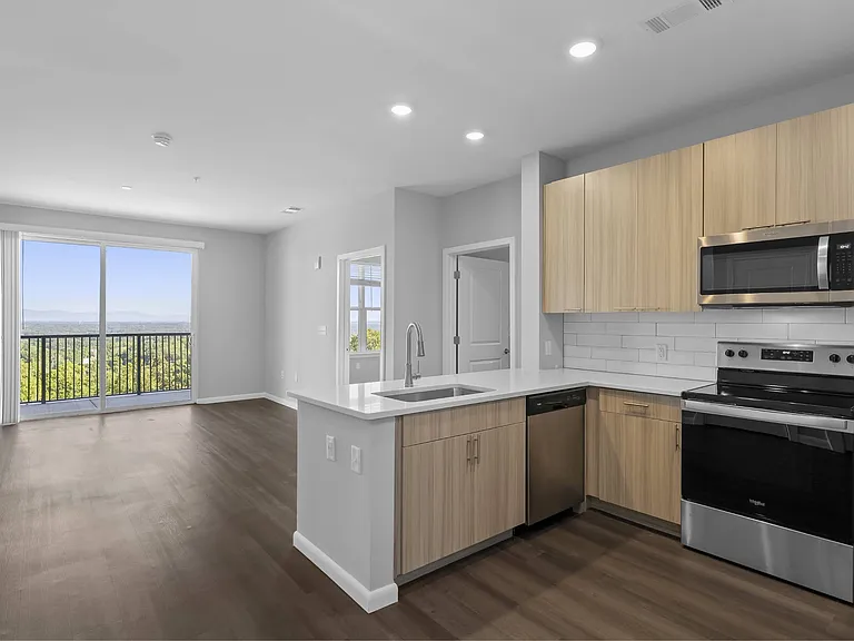 Adams Hill Apartments — Photo 22