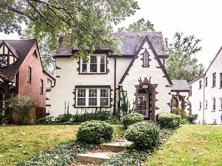 (292) 7366 Pershing — Photo 2