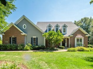 6N067 Woodview Ln, St Charles, IL 60175