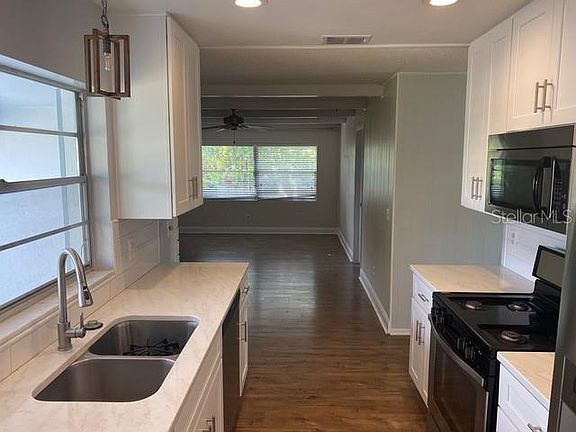 3rd image of 16 Carriage Hill Cir