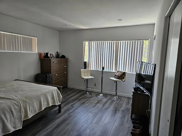 1329 S Saltair Ave #4 — Photo 10