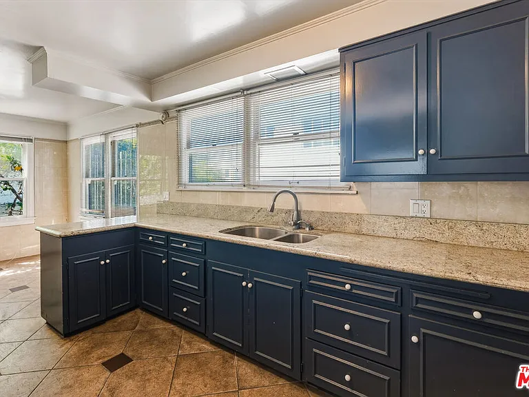 727 Crenshaw Blvd — Photo 9