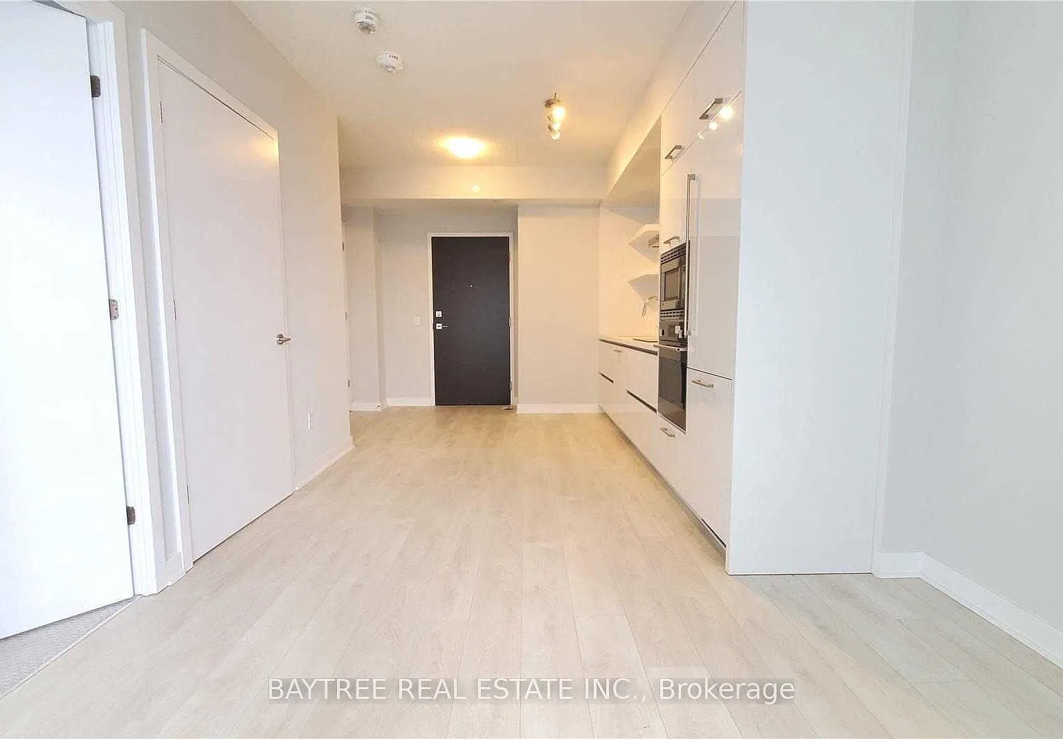2221 Yonge St — Photo 4