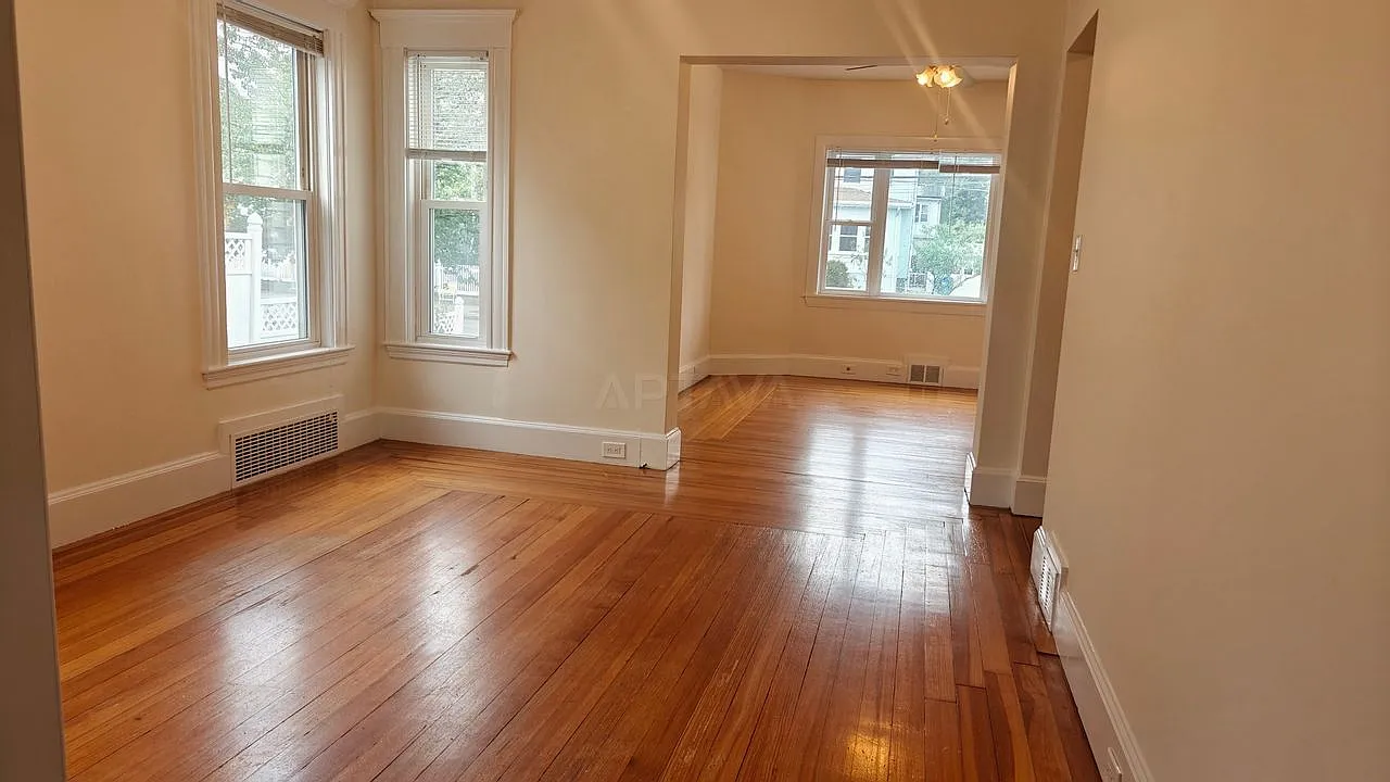 197 Middlesex Ave — Photo 2