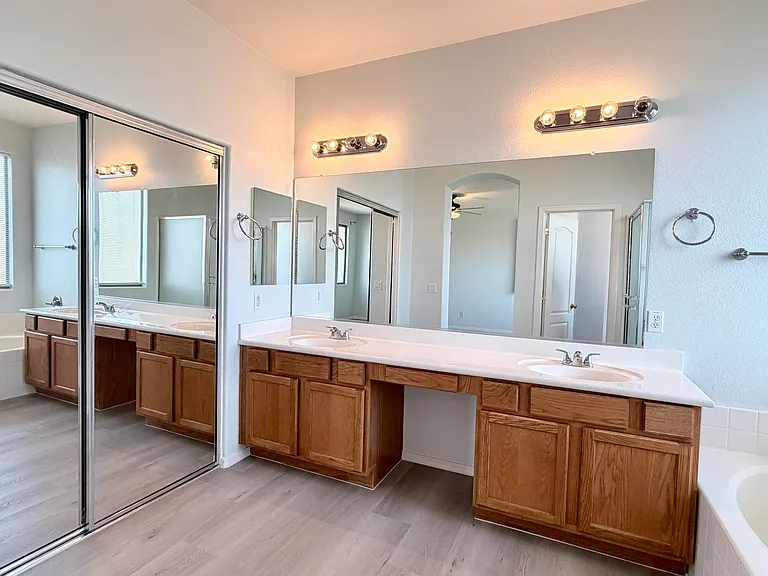 1289 E Iris Dr — Photo 31