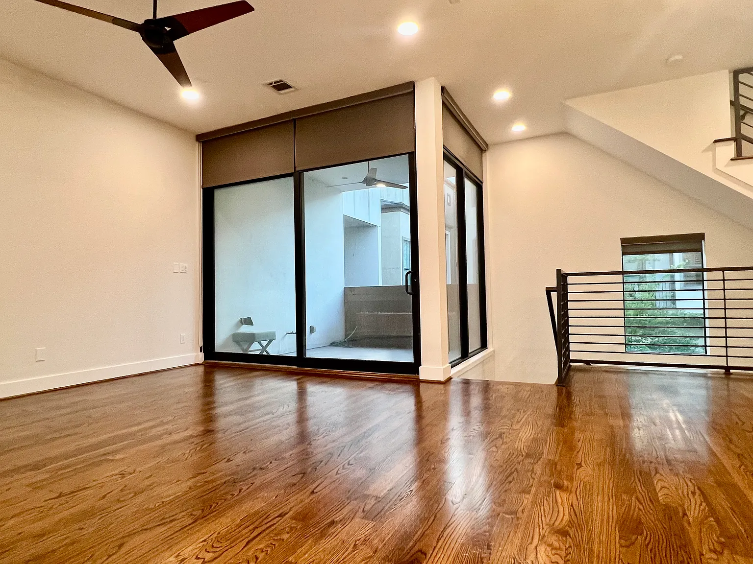 2322 Camden Dr — Photo 2