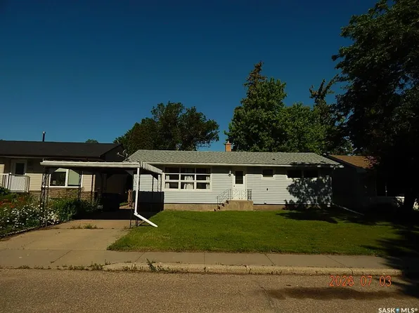 710 3RD STREET E, Assiniboia, SK S0H 0B0