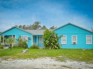 203 S 6th St, Rockport, TX 78382