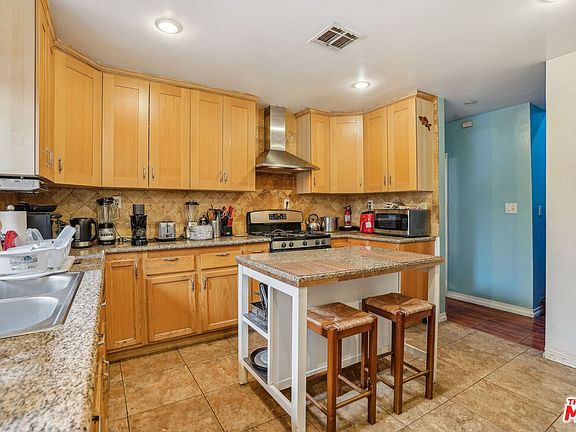 5th image of 1158 N Kenmore Ave