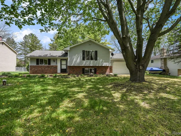 3799 Rohr Rd, Orion, MI 48359