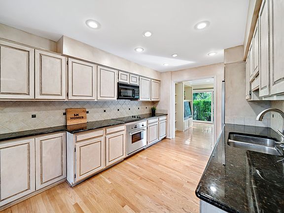 5th image of 1932 Mission Hills Ln
