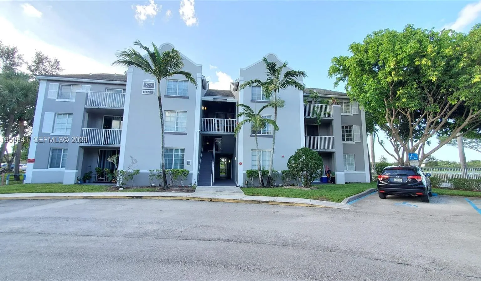 Devonaire Condo At Pembro — Photo 2
