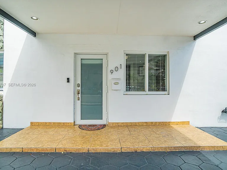 901 NW 22nd Pl — Photo 3